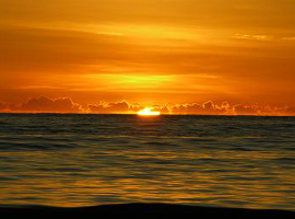 Admirer un coucher de soleil sur l'ocan indien